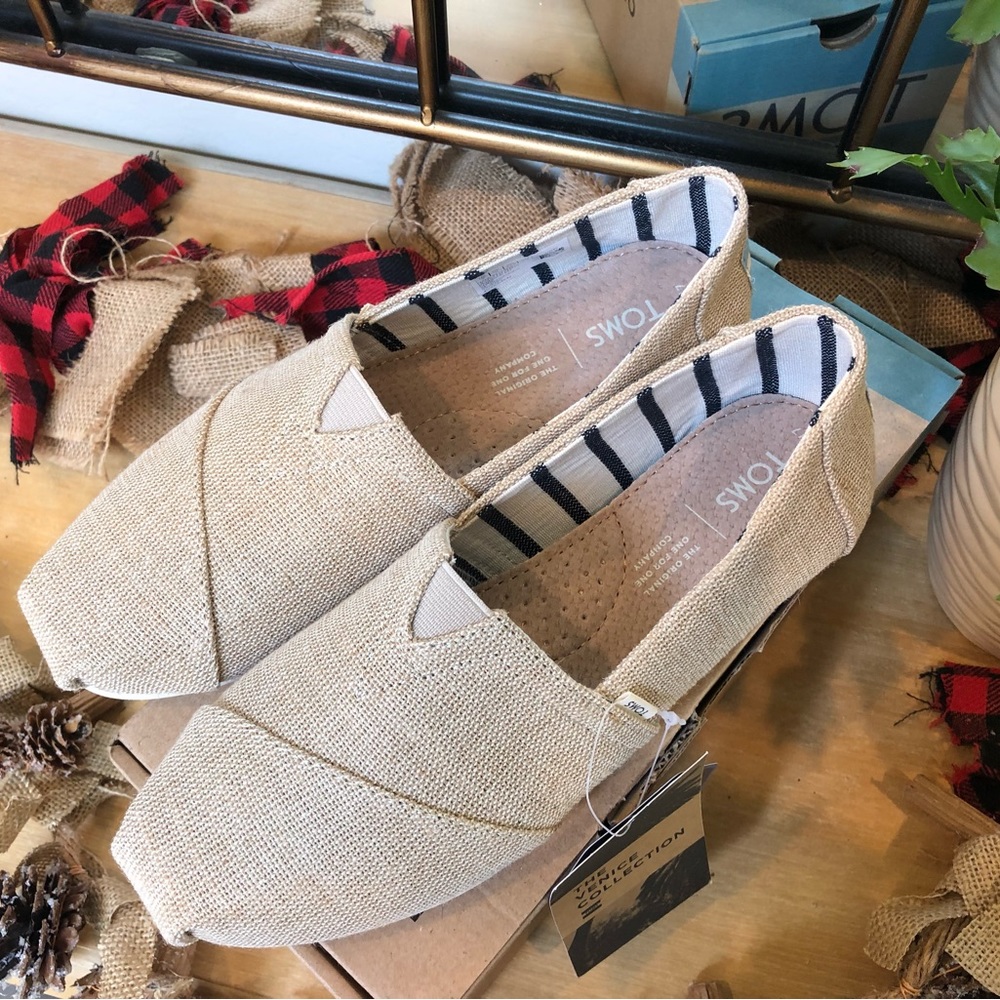 NWT Toms Women’s Natural Heritage Canvas Shoe Slip-On, Size 7